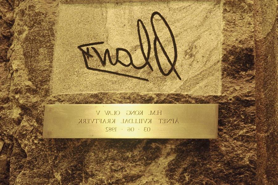 Sign commemorating the opening of Kvilldal power plant by H.M. King Olav V on 3 June 1982